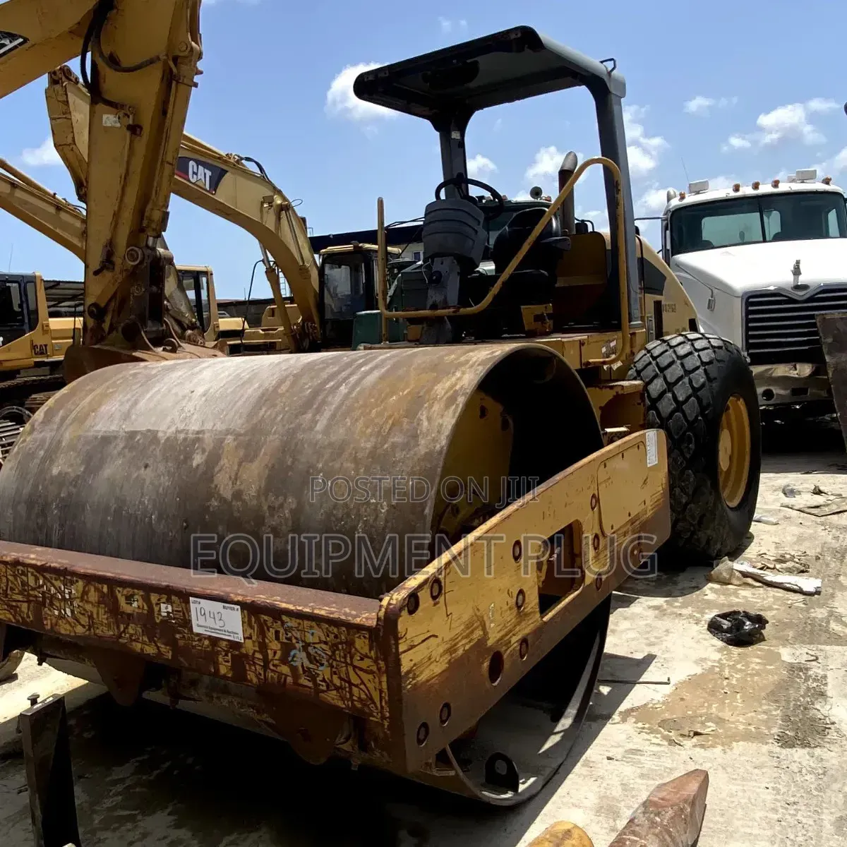 Caterpillar Smooth Drum Roller R32