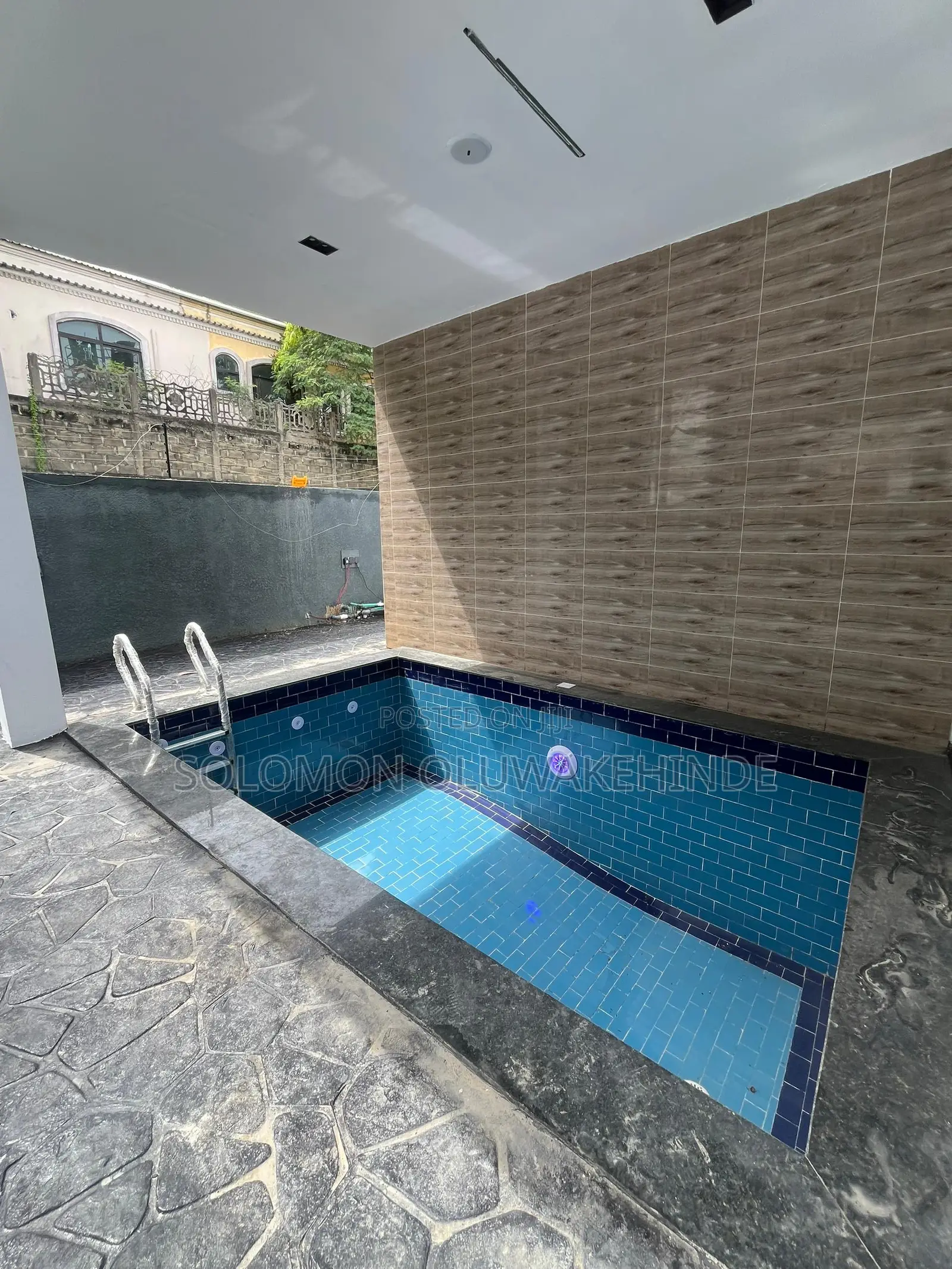 5bdrm Duplex in Chevron for sale