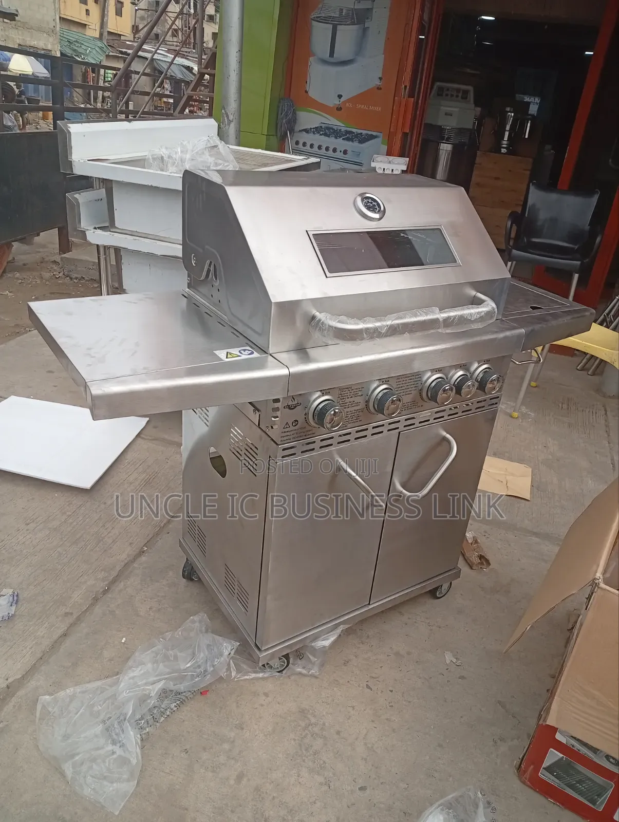 Stainless Gas Barbeque 4 Burners With Side Cooker