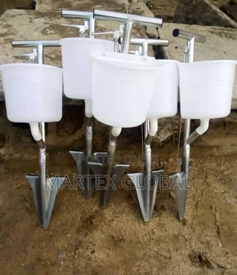 Shovel Type Fertiliser Applicator