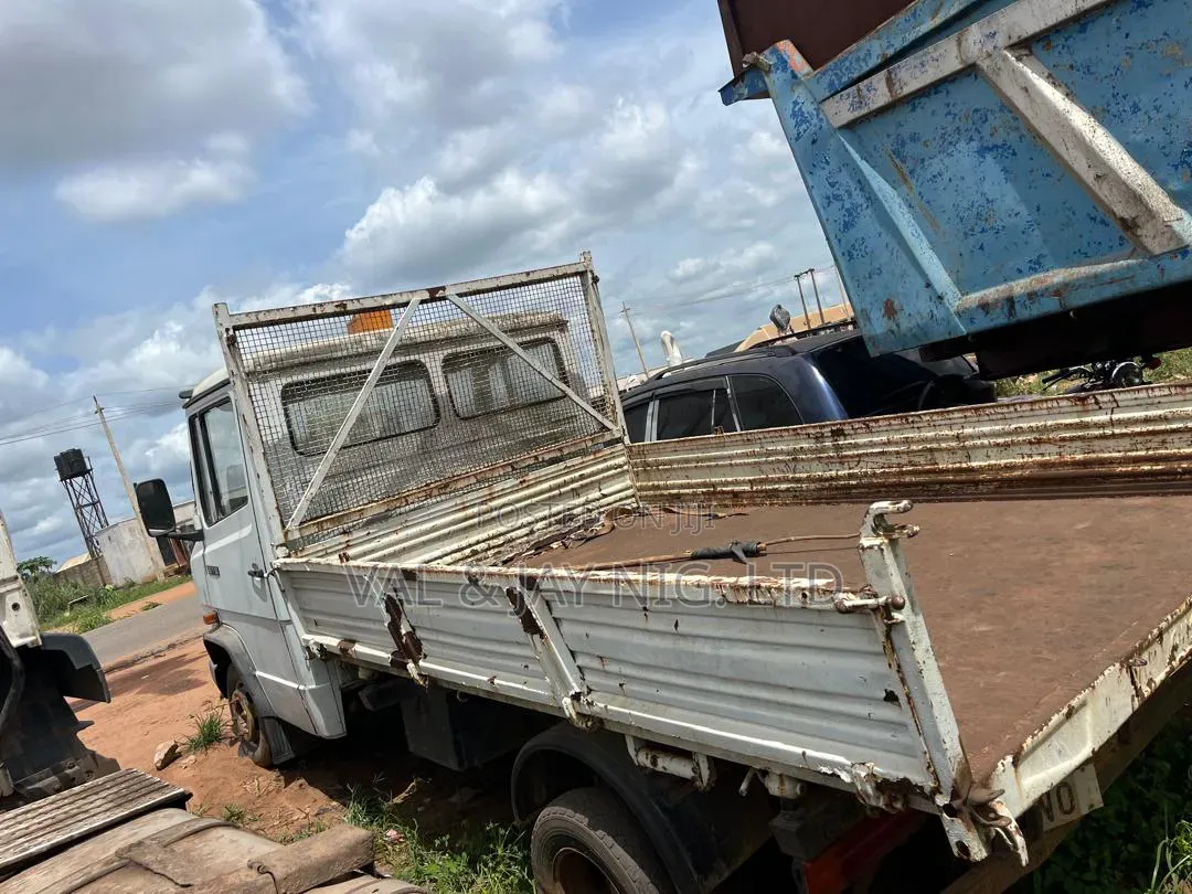 Mercedes Benz 507d Tipping Truck - Foreign Use