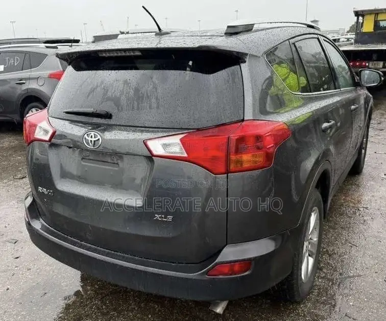 Toyota RAV4 XLE 4dr SUV (2.5L 4cyl 6A) 2015 Gray
