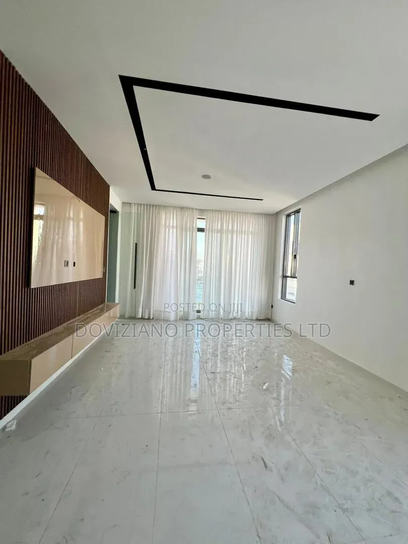 5bdrm Duplex in Ikota for sale