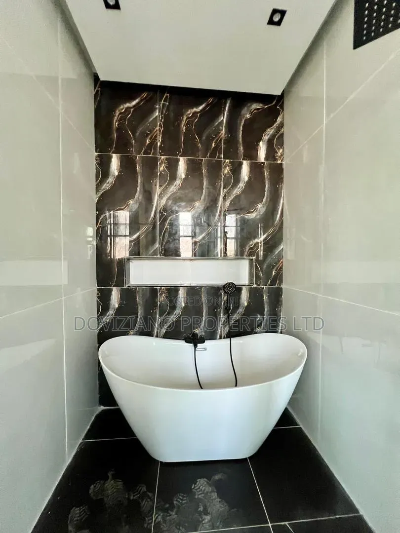5bdrm Duplex in Ikota for sale