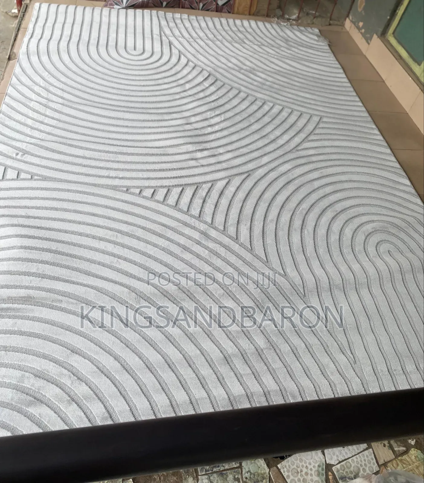 7x10fts Cream Center Rug.(8×11fts,4×6fts,5×7fts)