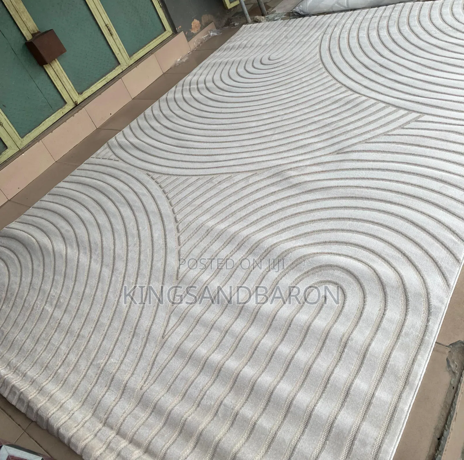 7x10fts Cream Center Rug.(8×11fts,4×6fts,5×7fts)