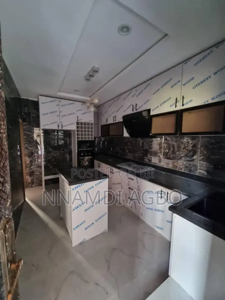 4bdrm Duplex in Chevron for sale