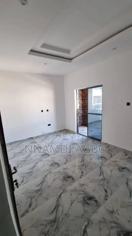 4bdrm Duplex in Chevron for sale