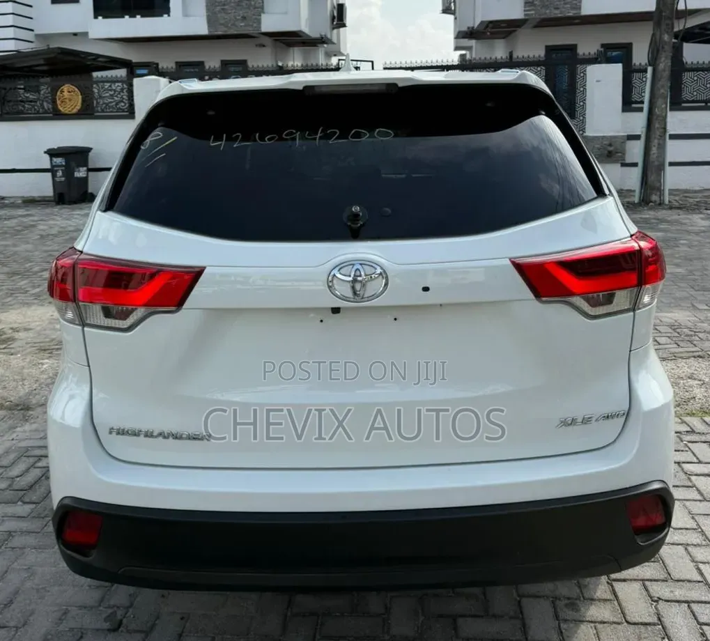 Toyota Highlander XLE 4dr SUV AWD (3.5L 6cyl 6A) 2015 White