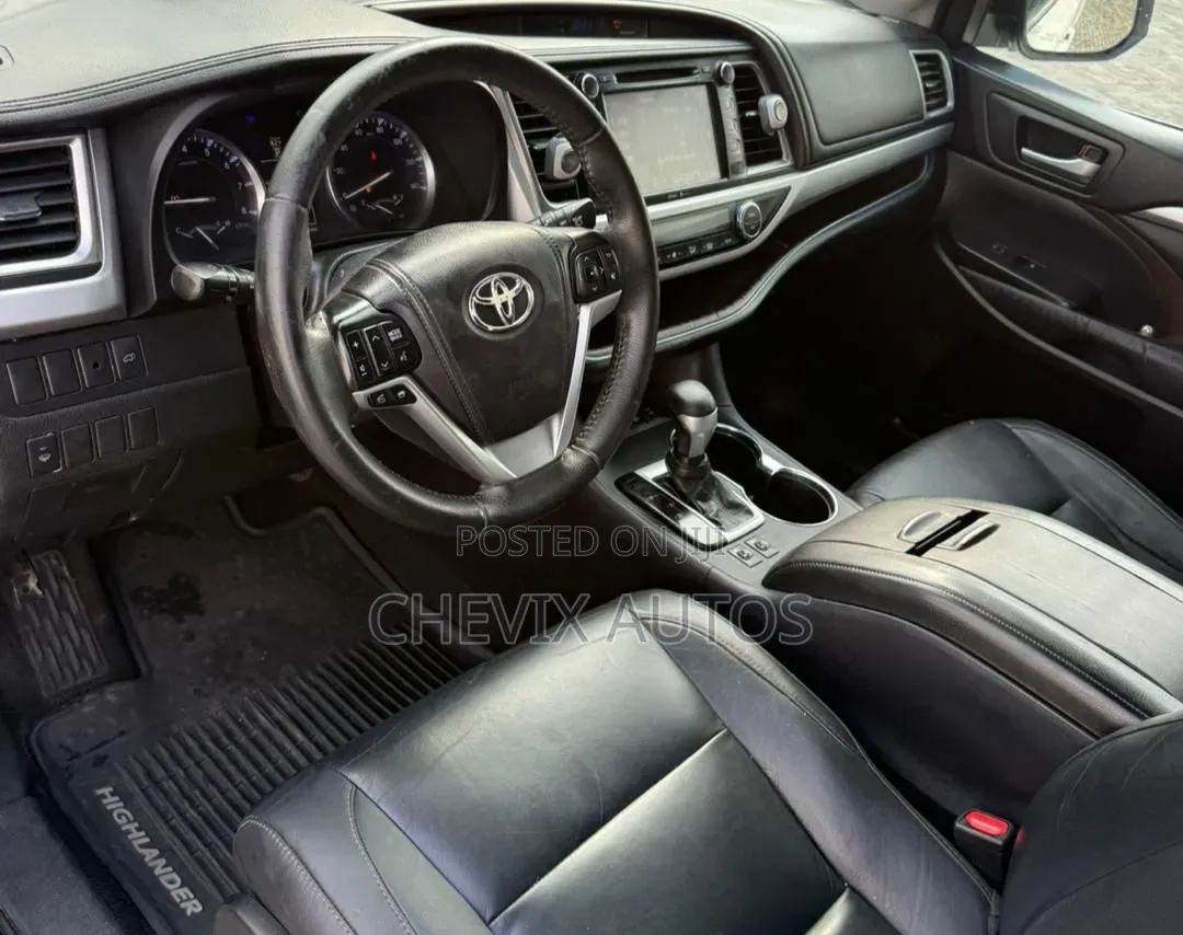 Toyota Highlander XLE 4dr SUV AWD (3.5L 6cyl 6A) 2015 White