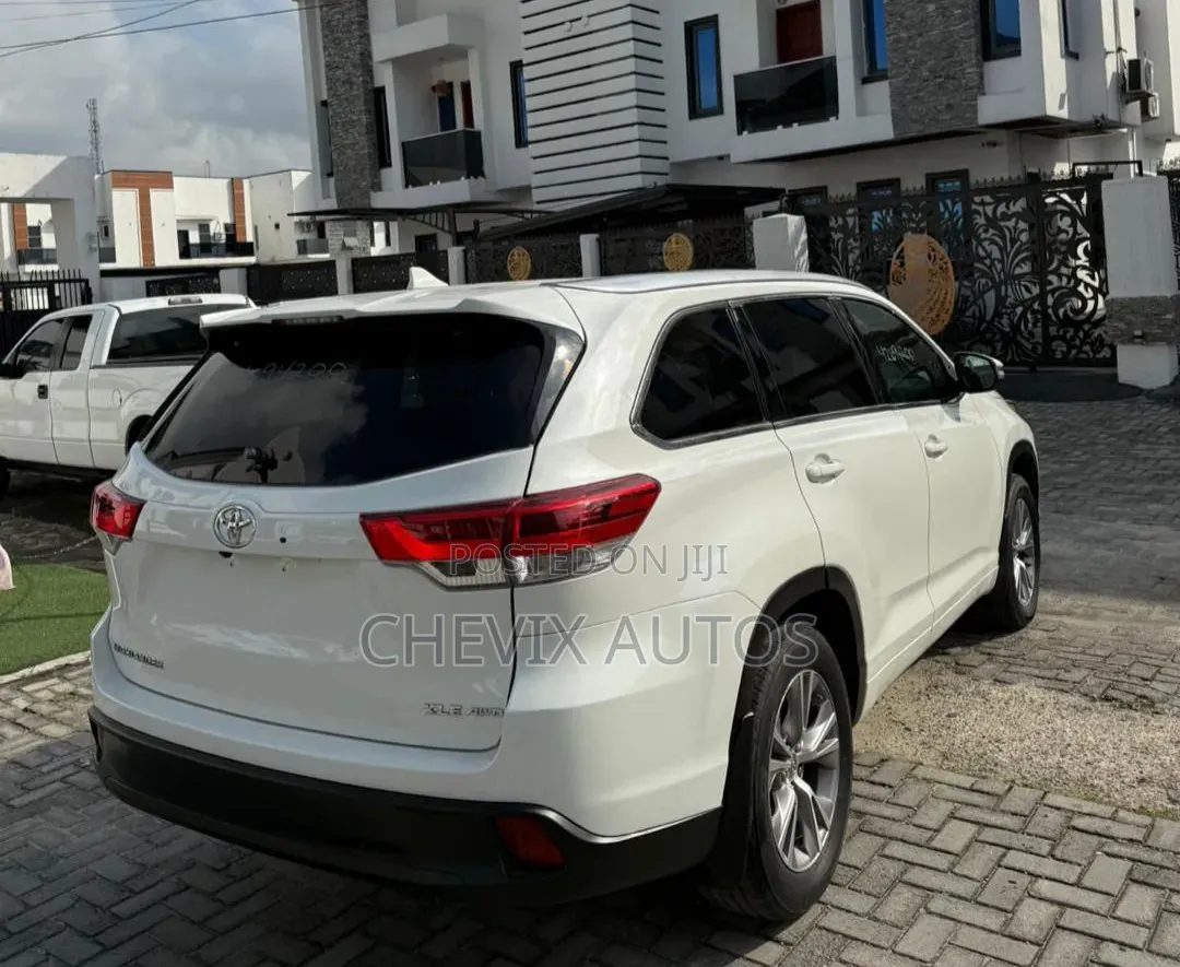 Toyota Highlander XLE 4dr SUV AWD (3.5L 6cyl 6A) 2015 White