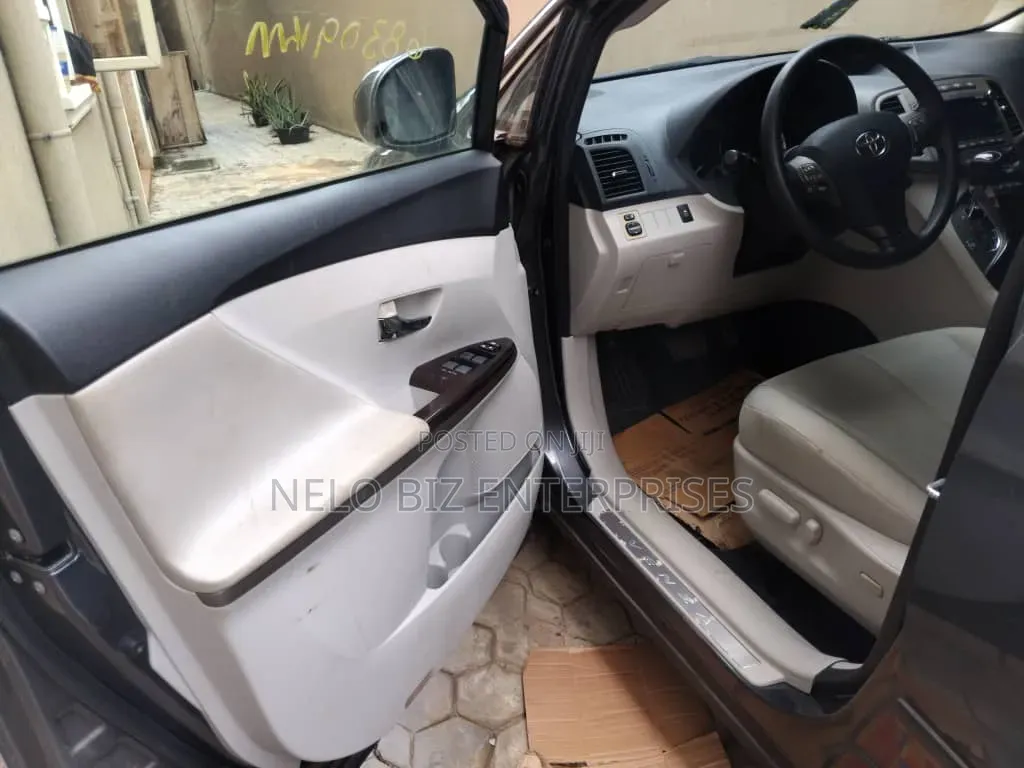 Toyota Venza AWD 2011 Gray