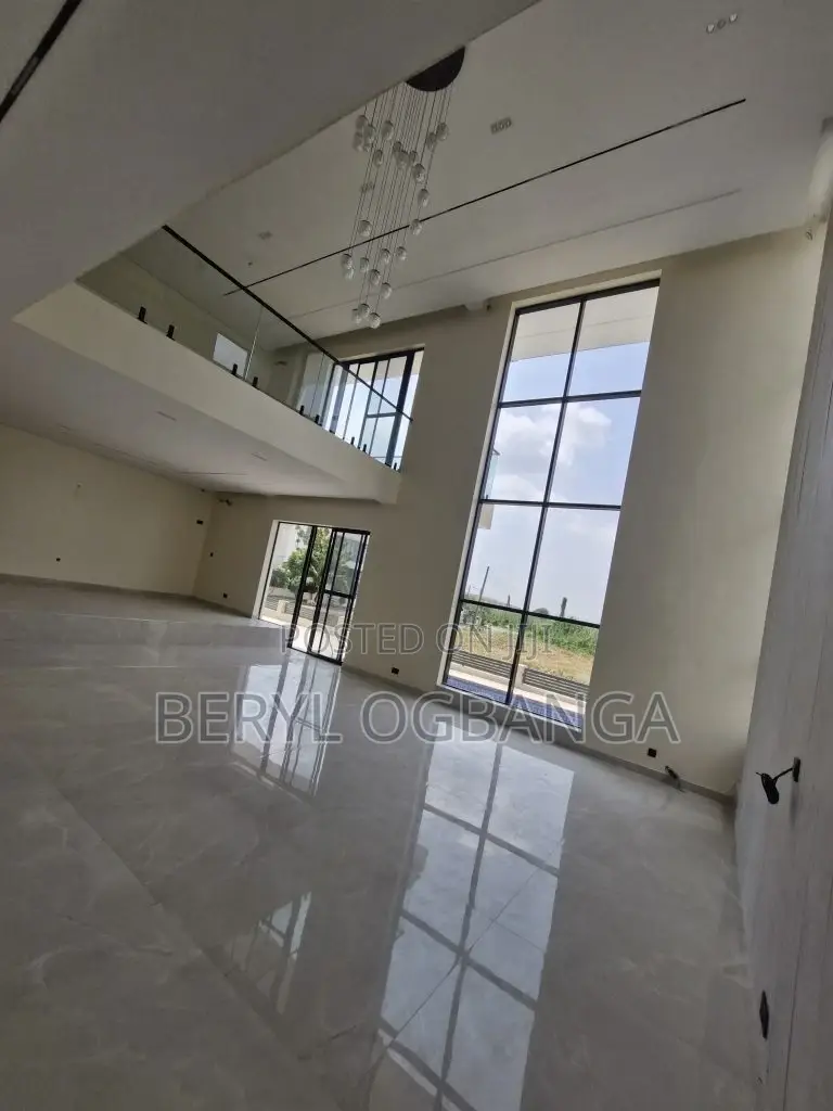 5bdrm Duplex in Chevron for sale