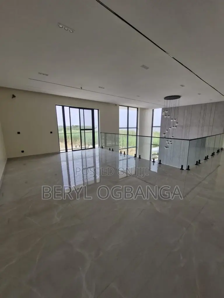 5bdrm Duplex in Chevron for sale