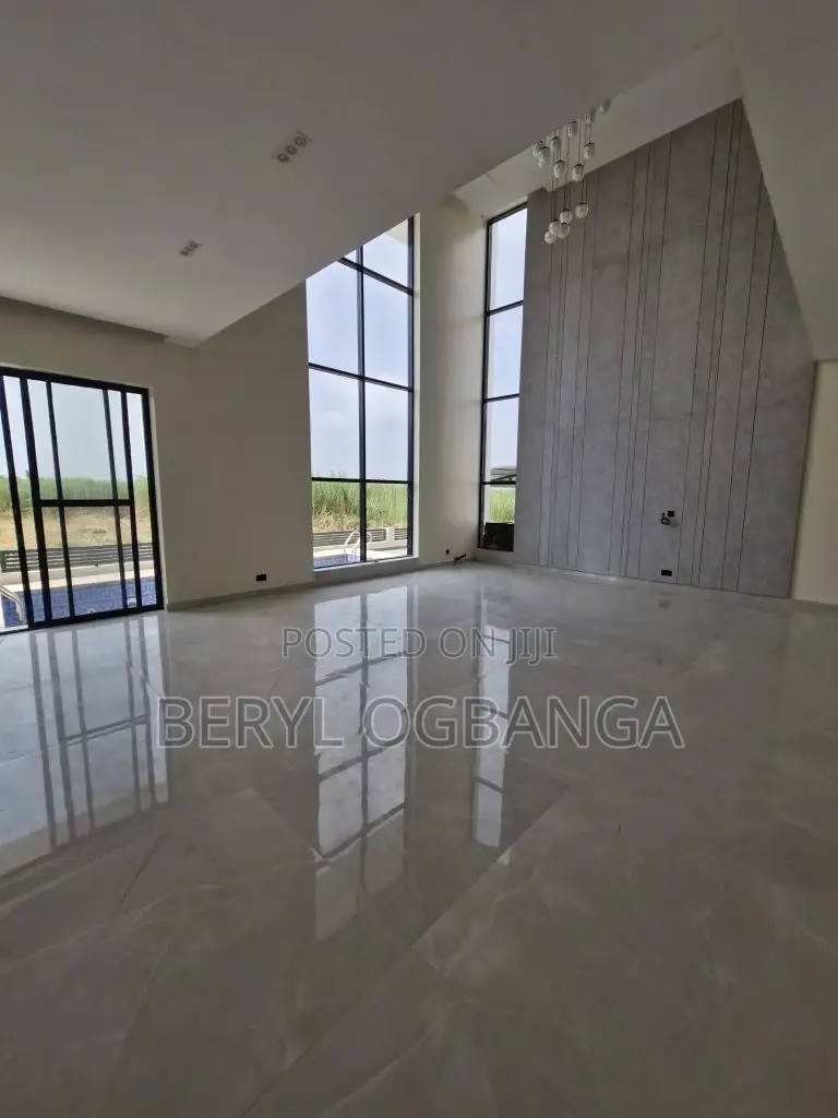 5bdrm Duplex in Chevron for sale