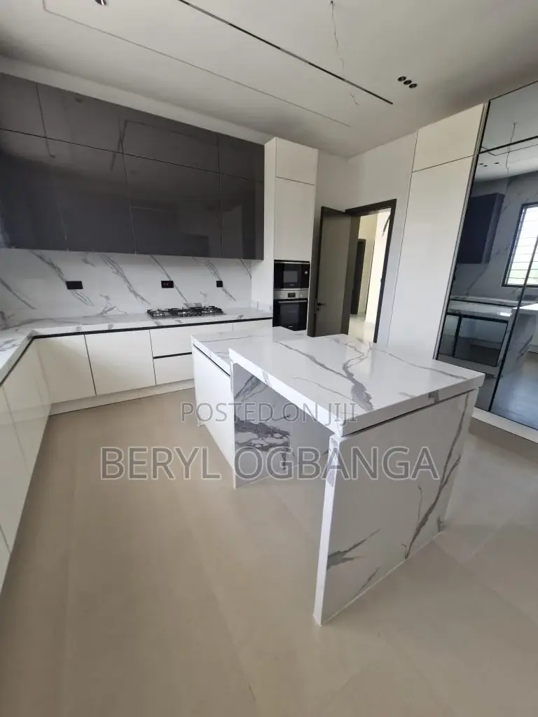 5bdrm Duplex in Chevron for sale