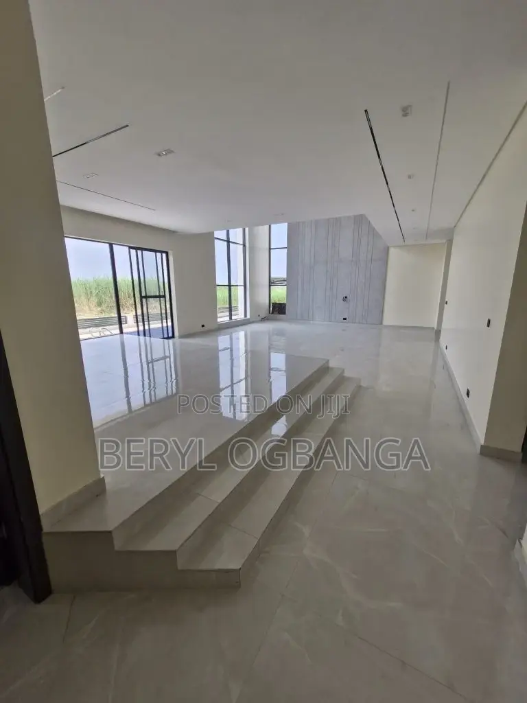 5bdrm Duplex in Chevron for sale