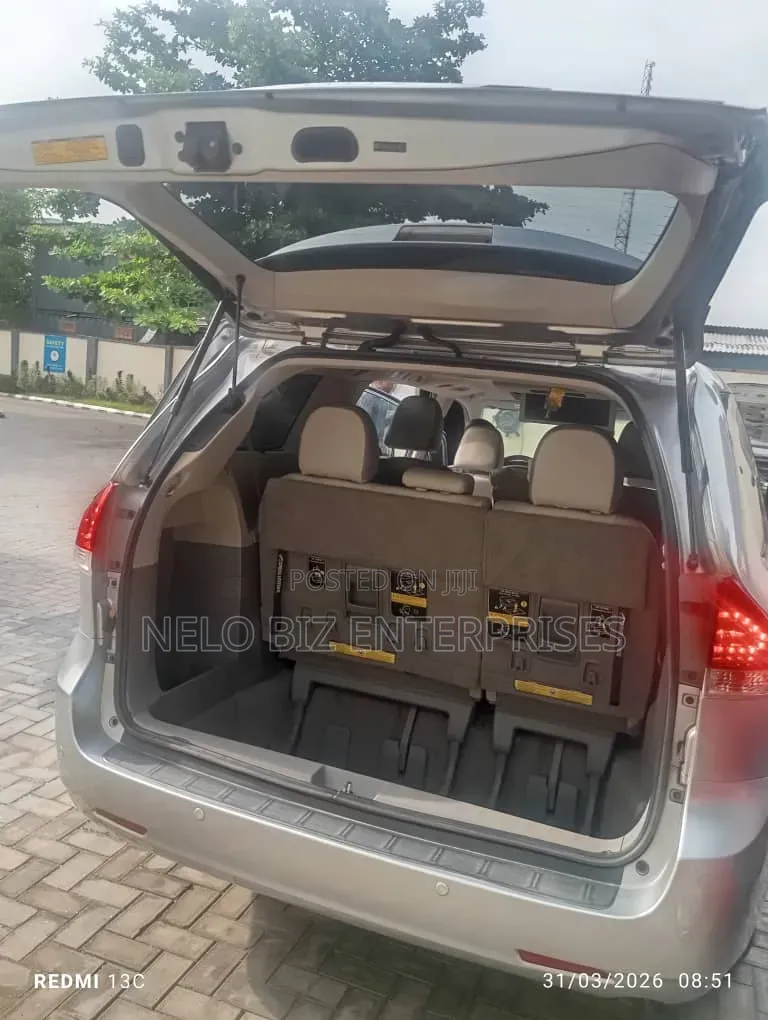 Toyota Sienna 2011 Silver