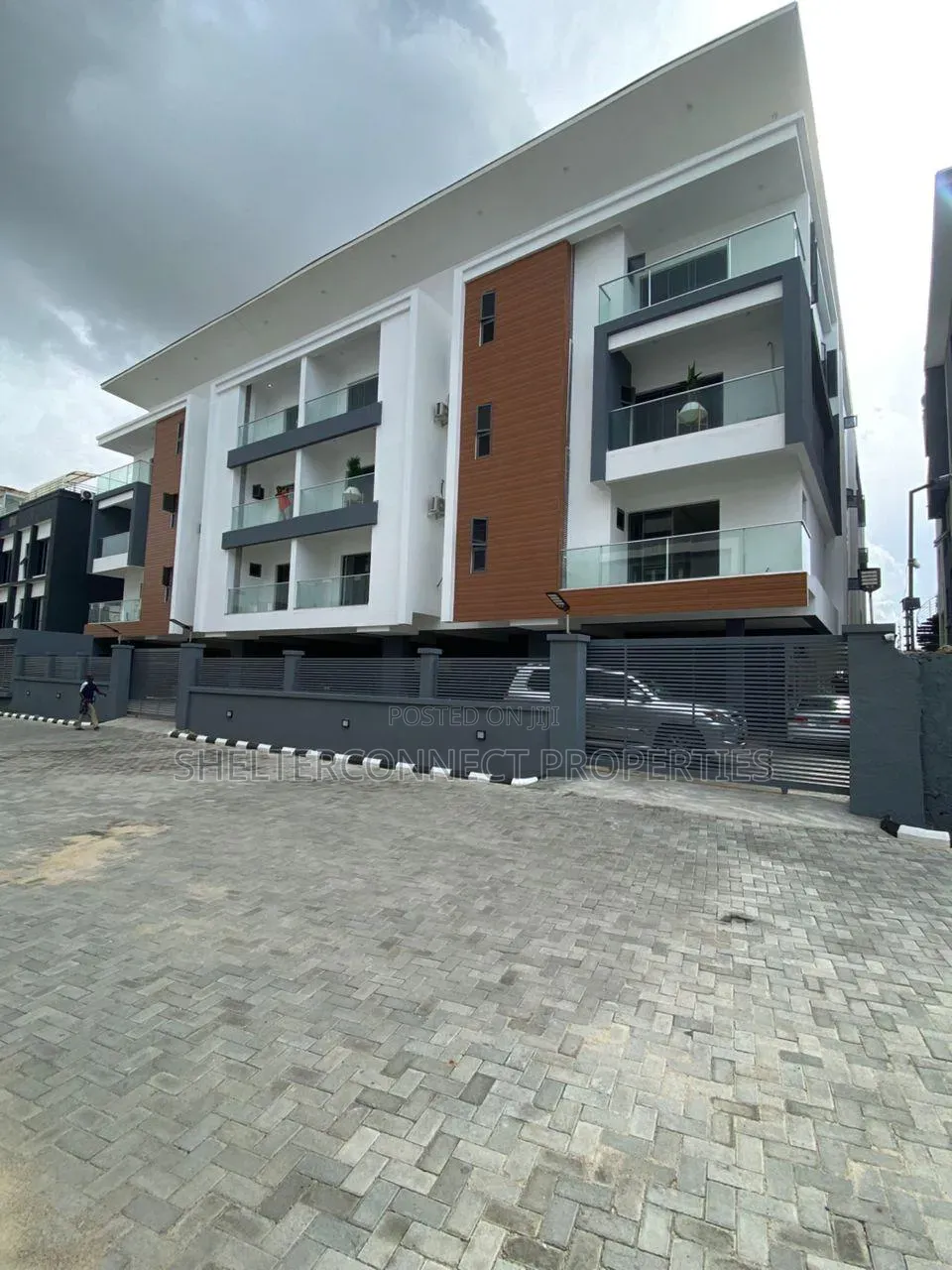 3bdrm Apartment in Lekki Phase 1 for sale