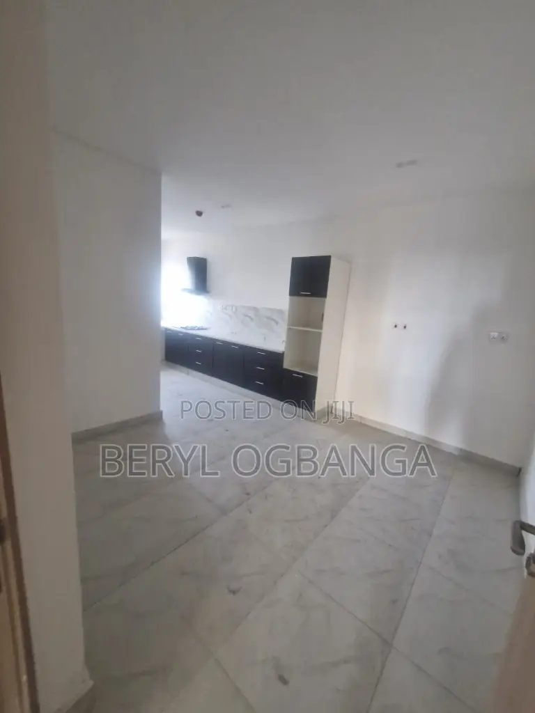 3bdrm Apartment in Lekki Phase 1 for sale