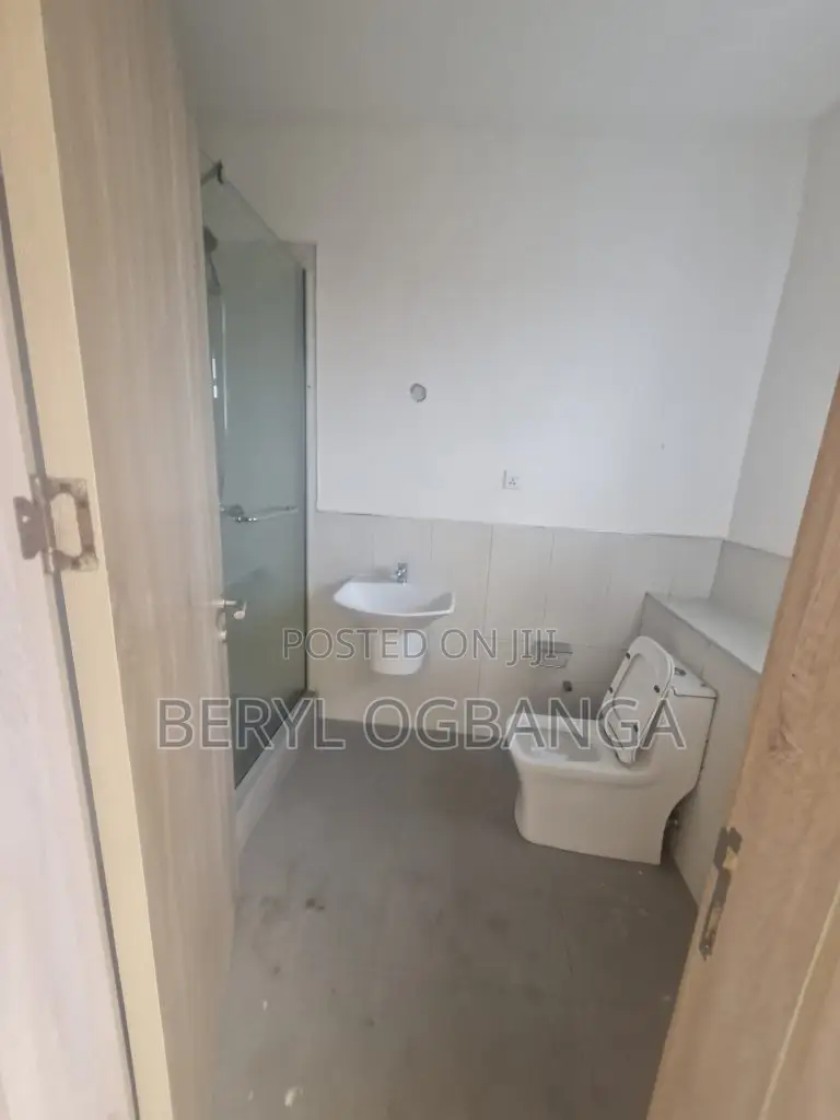 3bdrm Apartment in Lekki Phase 1 for sale