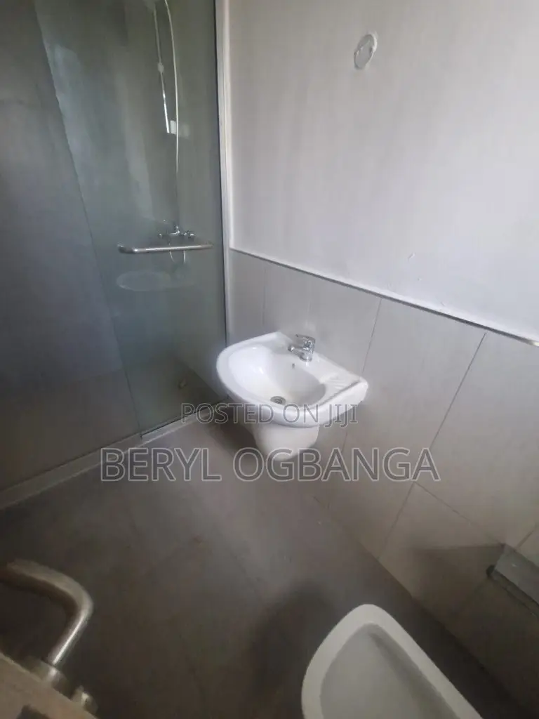 3bdrm Apartment in Lekki Phase 1 for sale