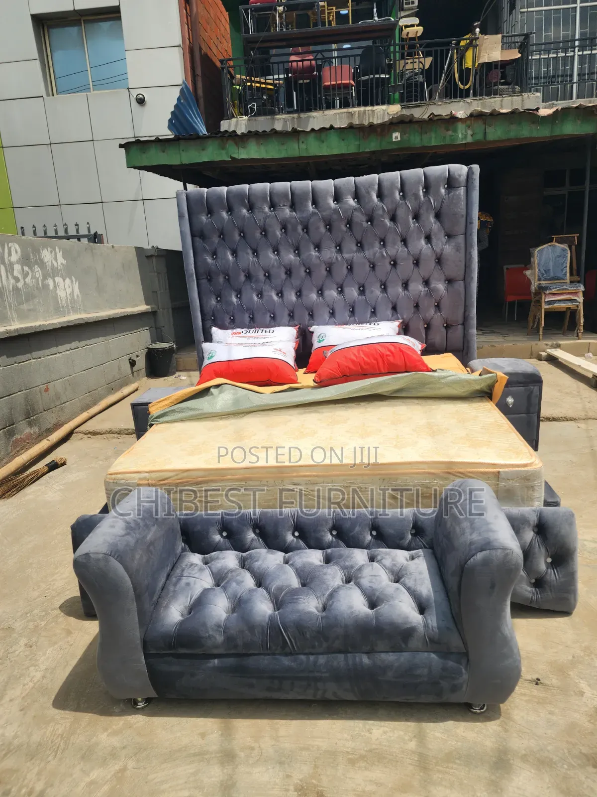 Executive Family Size Bed Stand With Its Accessories