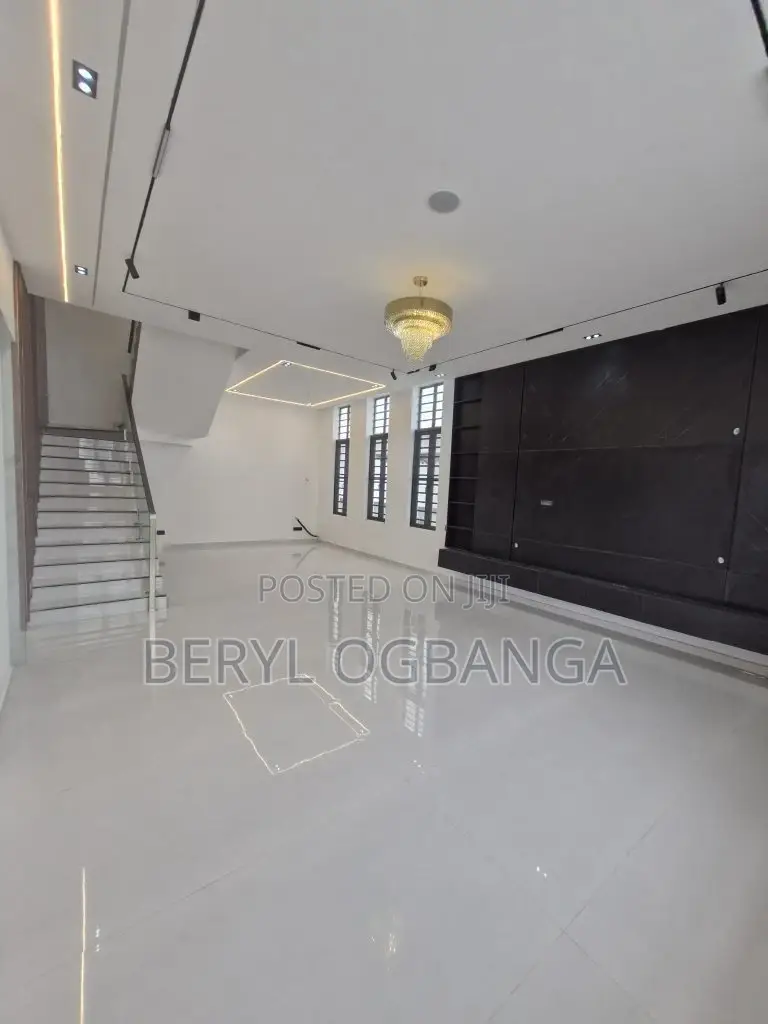 5bdrm Duplex in Chevron for sale