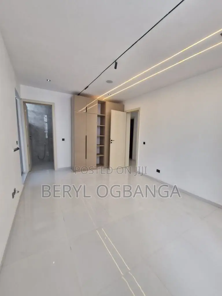 5bdrm Duplex in Chevron for sale