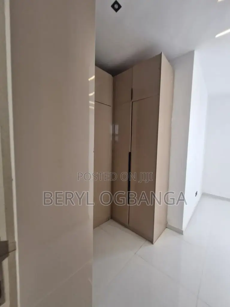5bdrm Duplex in Chevron for sale