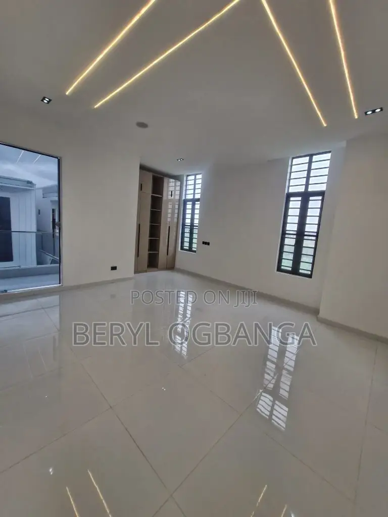 5bdrm Duplex in Chevron for sale