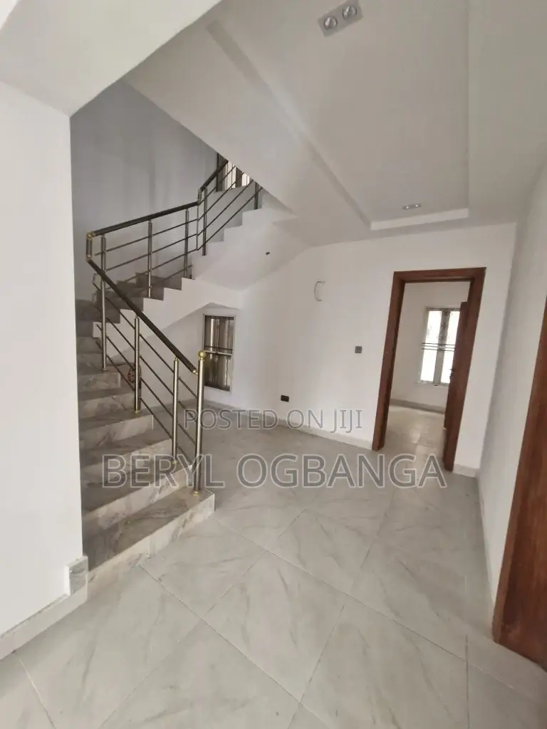 5bdrm Duplex in Ahmadu Bello Way for sale