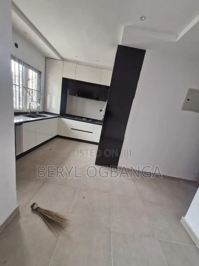 5bdrm Duplex in Ahmadu Bello Way for sale