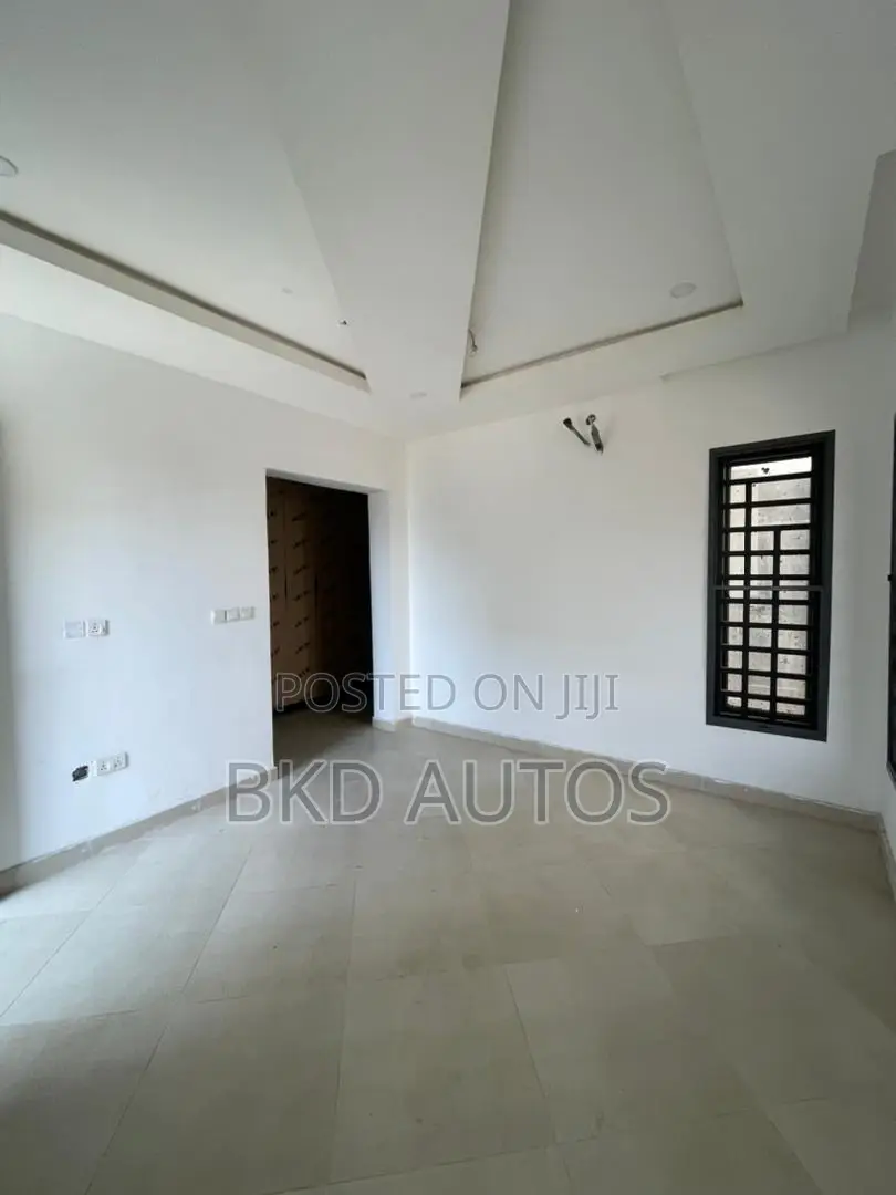 4bdrm Apartment in Lekki Phase 1 for sale