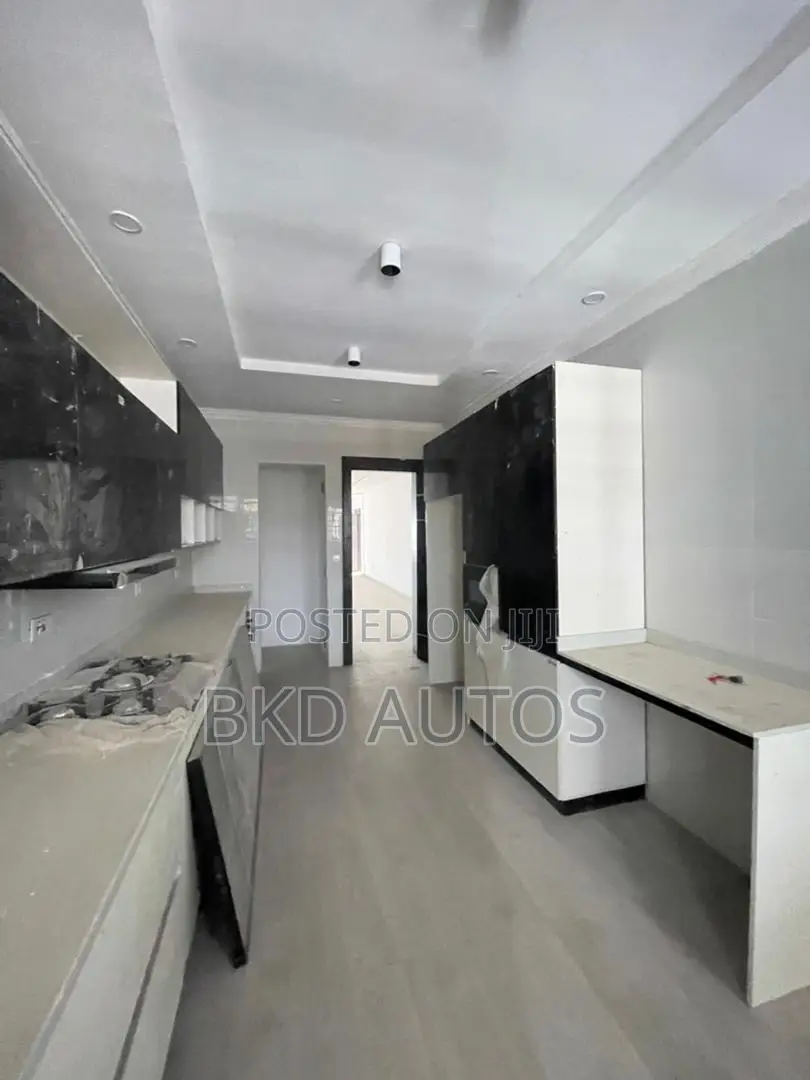 4bdrm Apartment in Lekki Phase 1 for sale