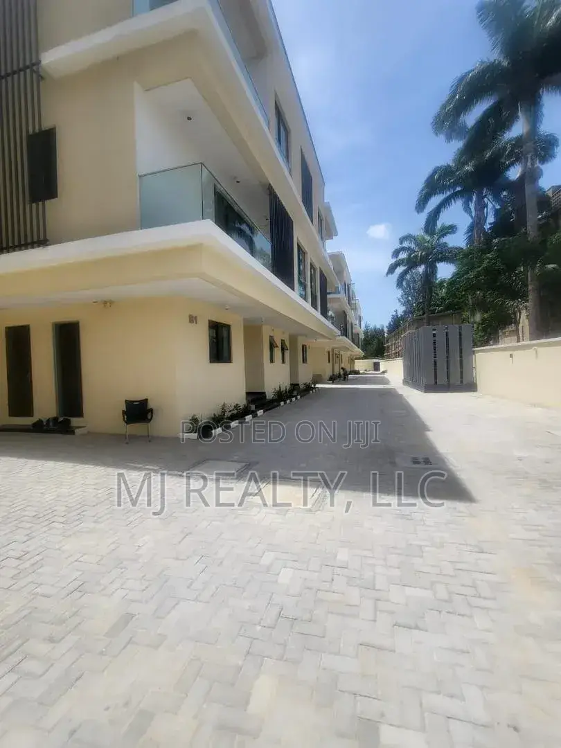 5bdrm Duplex in Parkview Estate for sale