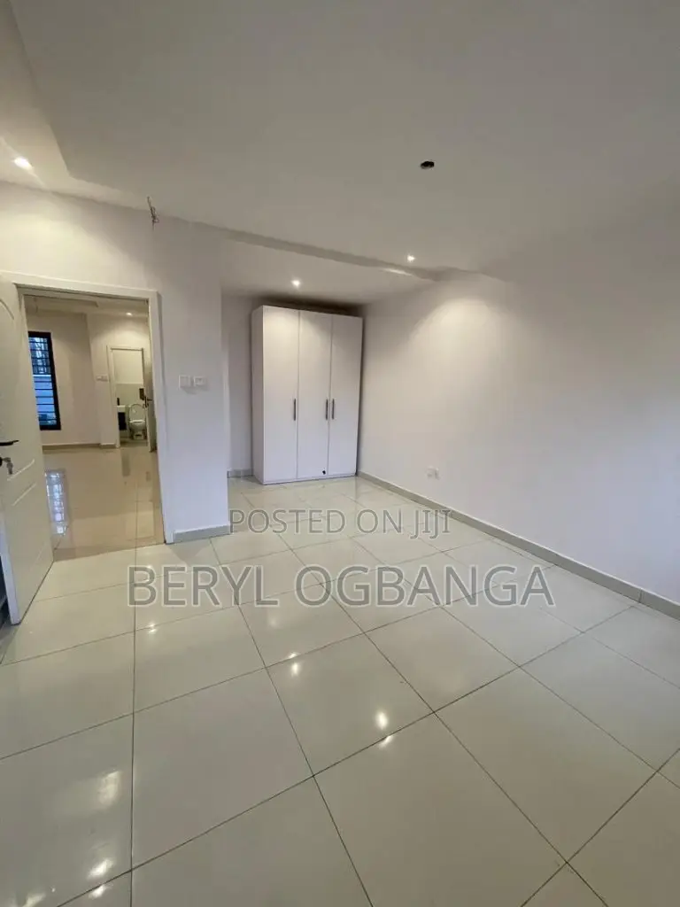 1bdrm Apartment in Lekki Phase 1 for sale