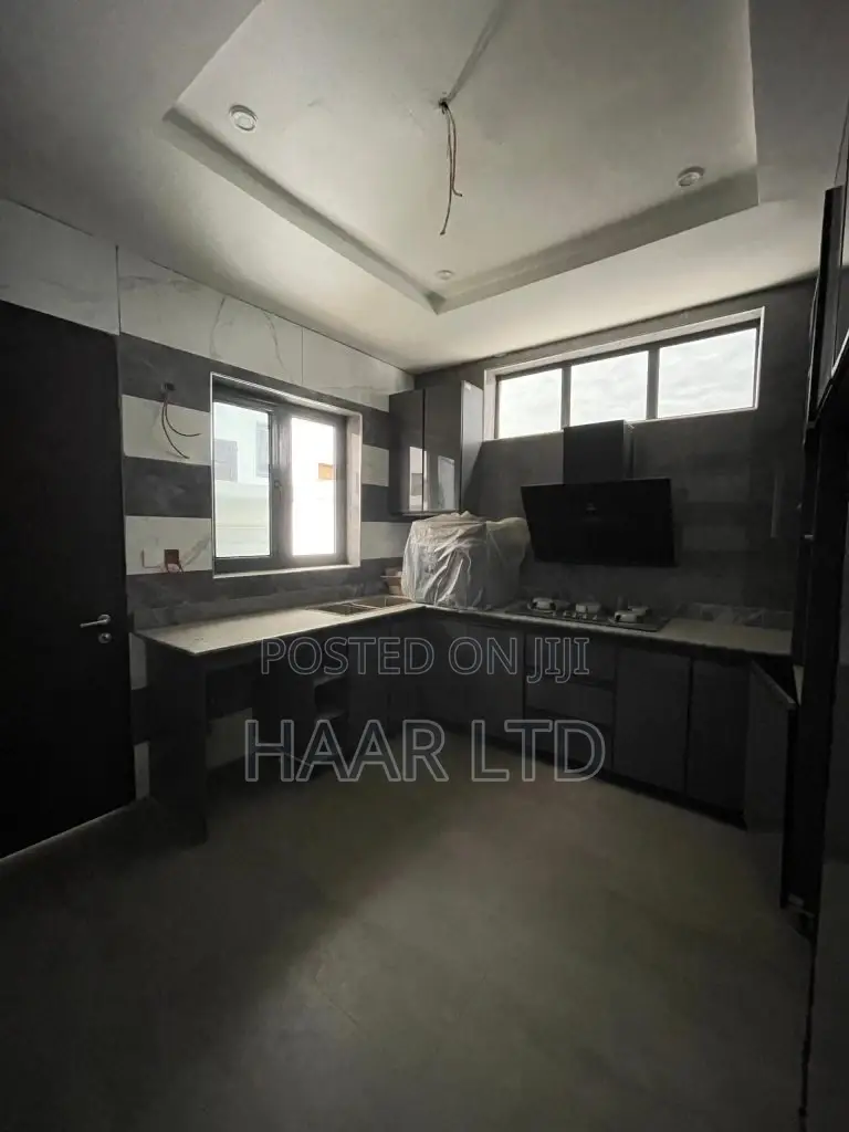 4bdrm Duplex in Chevron for sale
