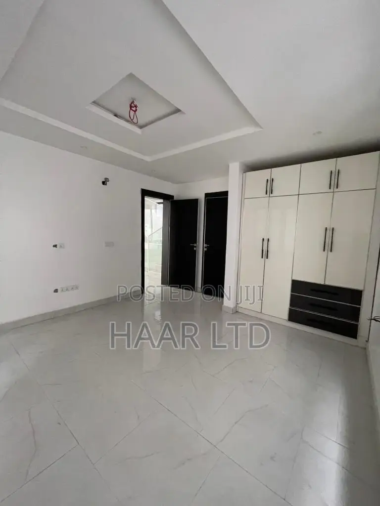 4bdrm Duplex in Chevron for sale