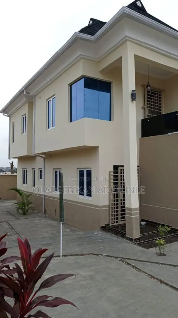 4bdrm Duplex in Shalom Estate Akala for rent