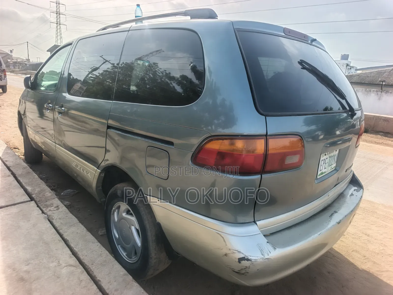 Toyota Sienna LE & 1 hatch 2000 Green