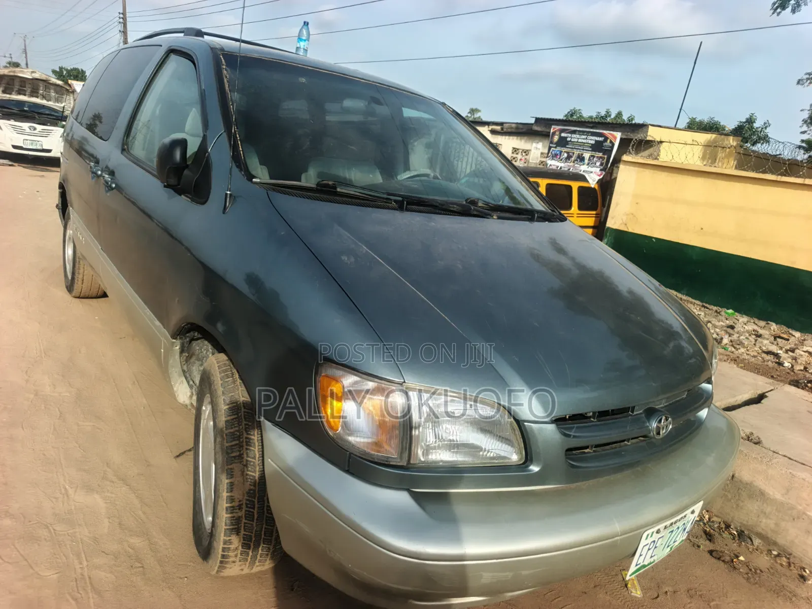 Toyota Sienna LE & 1 hatch 2000 Green