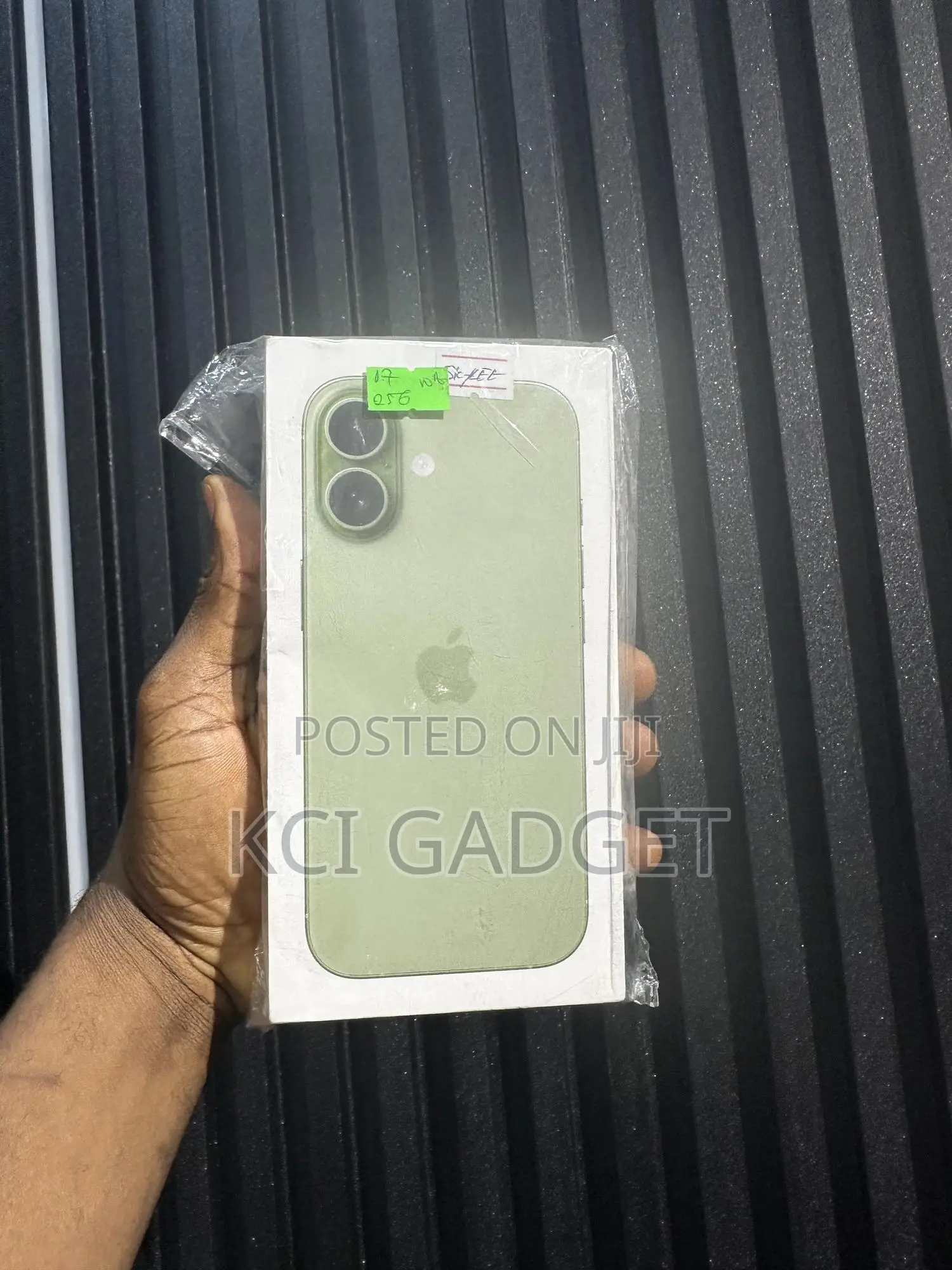 New Apple iPhone 17 256 GB Green
