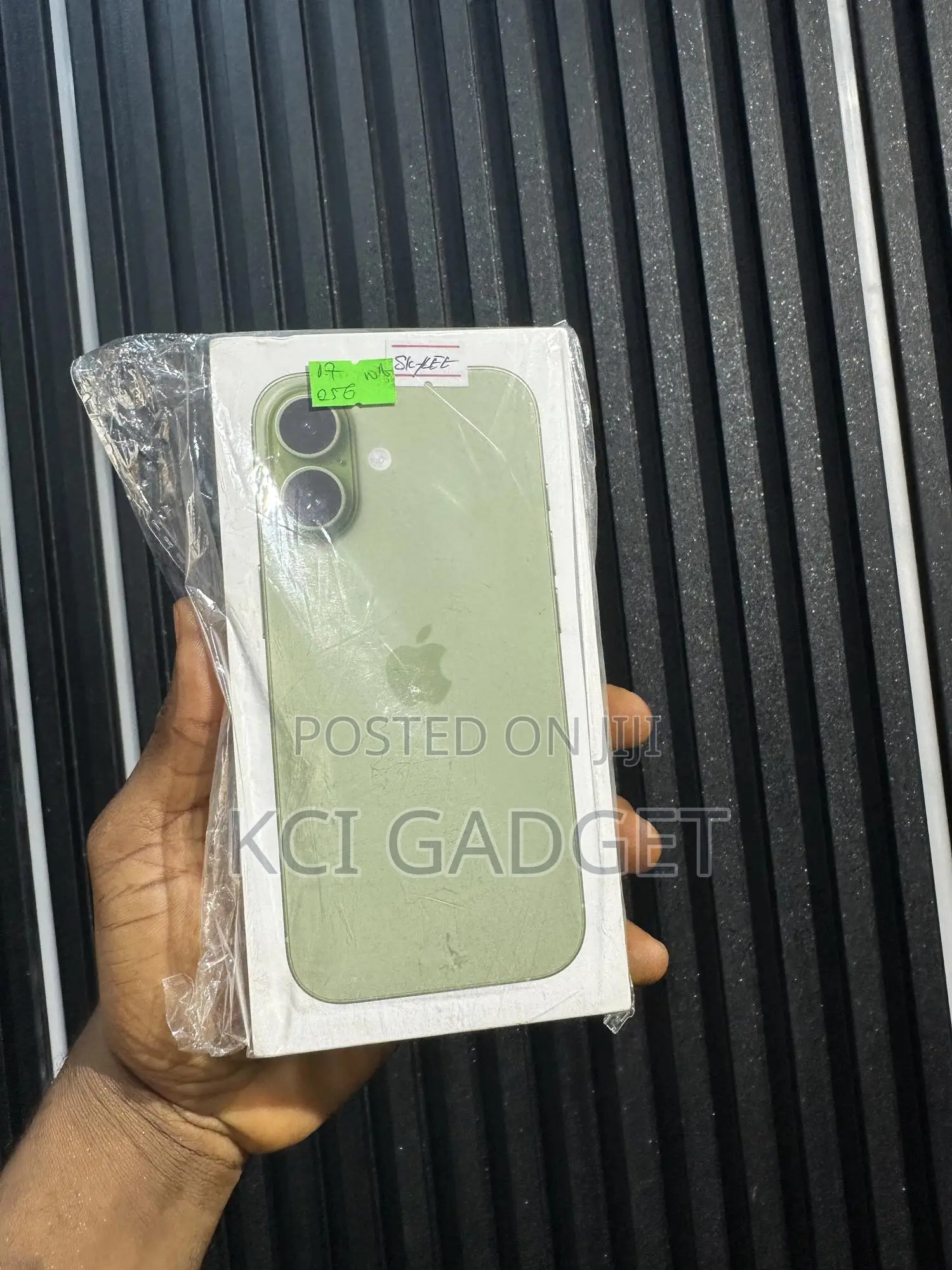 New Apple iPhone 17 256 GB Green