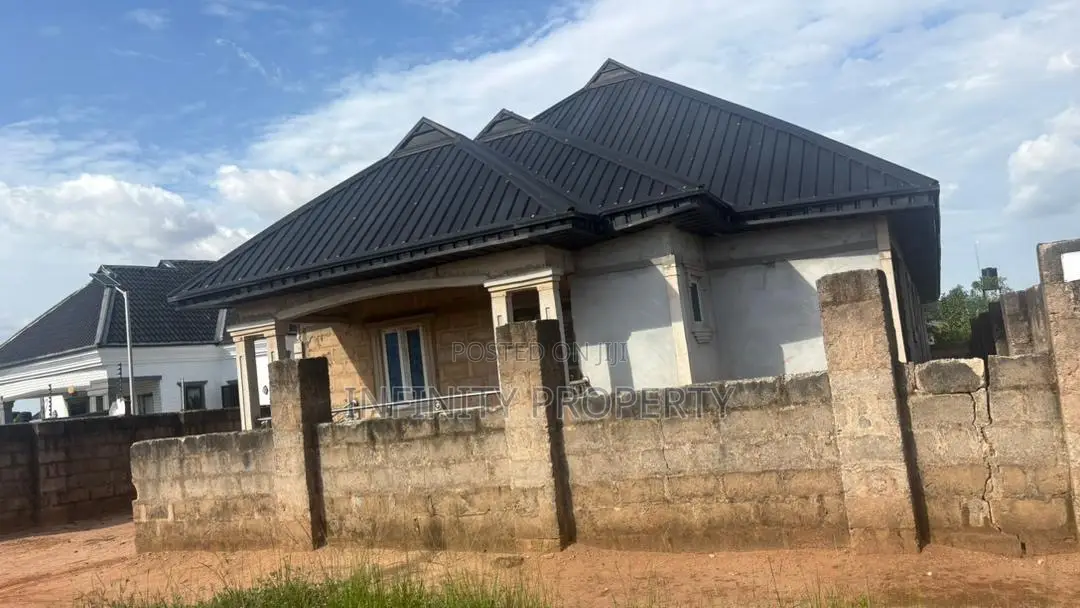 3bdrm Block of Flats in Ogheghe, Benin City for sale