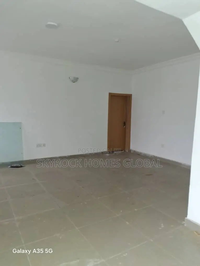 3bdrm Block of Flats in Off Lekki-Epe Expressway for rent