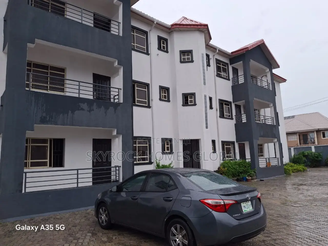 3bdrm Block of Flats in Off Lekki-Epe Expressway for rent