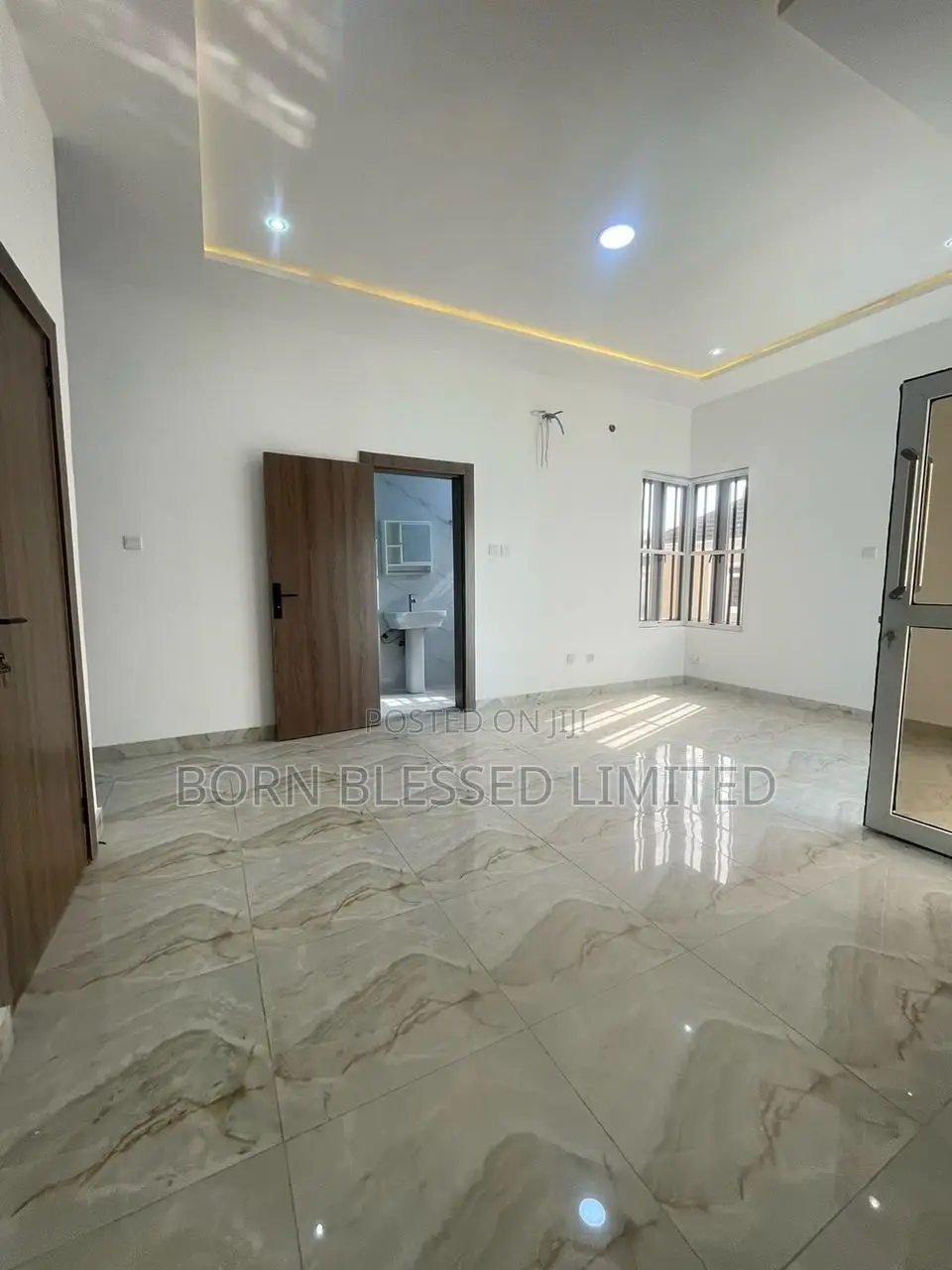 4bdrm Townhouse / Terrace in Off Admiralty, Lagos State for rent