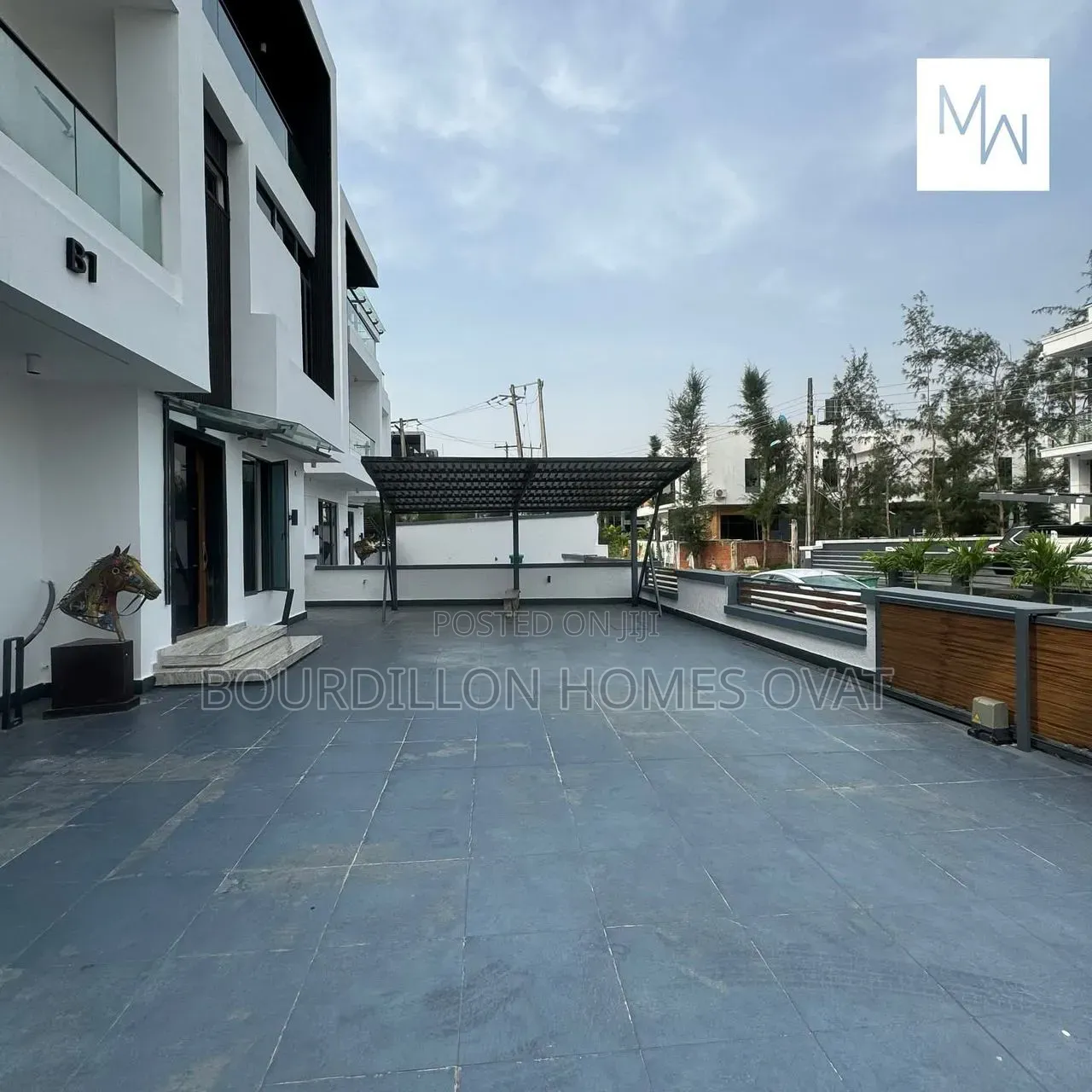 5bdrm Duplex in Megamound Estate for sale