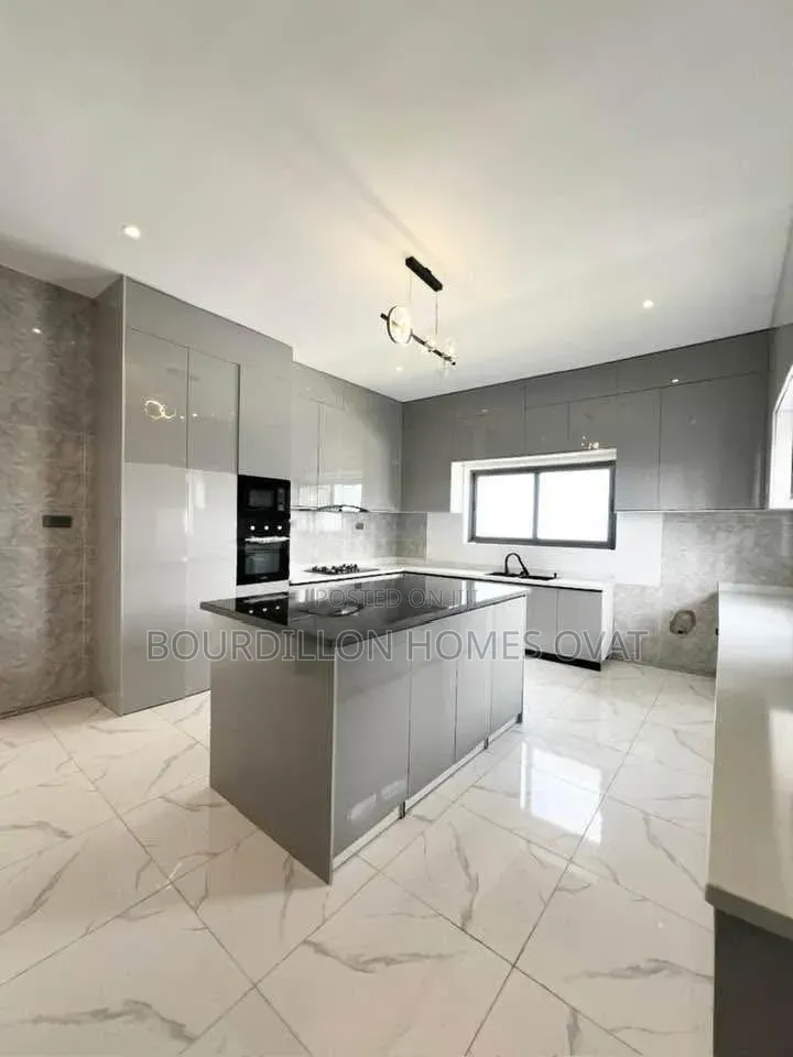 5bdrm Duplex in Megamound Estate for sale